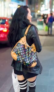 下班回家做饭的华裔大姐，好洋气