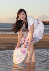 熟妇穿凉高拖鞋到海边就脱掉了