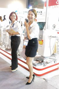 广交会上的美妇业务员，长的既喜庆又可爱，业务自然好