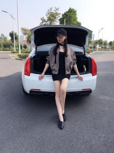 酷帅的美腿眼镜人妻车内秀足