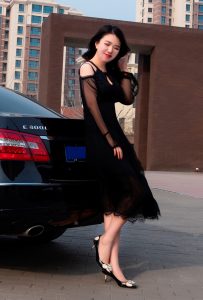 一个穿高跟鞋开奔驰的美腿女郎