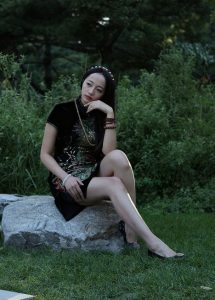 给一位气质美姐拍照，黑色短旗袍美腿性感