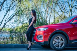 开哈弗的漂亮美女车内展示肉色丝袜美腿