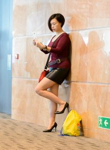 地铁站等车的熟妇大姐，也是机不离手呀