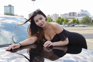 车子和身材都是S级的这个美女真给劲