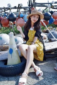 极品人妻在渔村旅行不时露出大腿