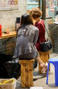 加完班犒劳犒劳自己的熟妇们，实实在在的生活