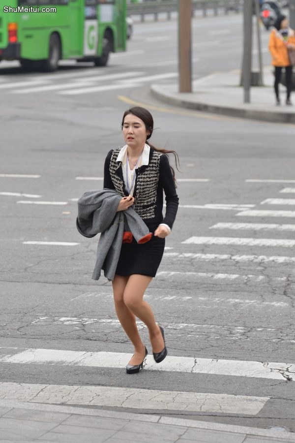 穿着工装的美妇上班要迟到了，得赶紧跑呀[第4张/共5张]