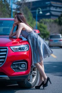 开哈弗的漂亮美女穿肉丝高跟鞋露背车模照片