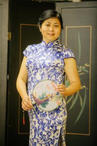 何姐和她的朋友们统一身着青花瓷旗袍排练