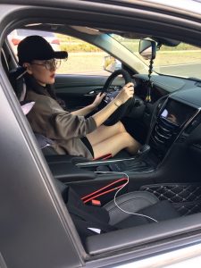 酷帅的美腿眼镜人妻车内秀足