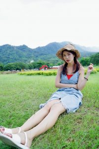 穿平底凉鞋的美腿人妻在巨石阵游玩