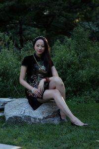 给一位气质美姐拍照，黑色短旗袍美腿性感