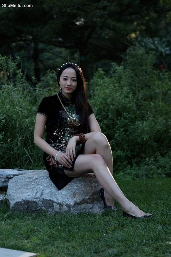 给一位气质美姐拍照，黑色短旗袍美腿性感[第1张/共19张]