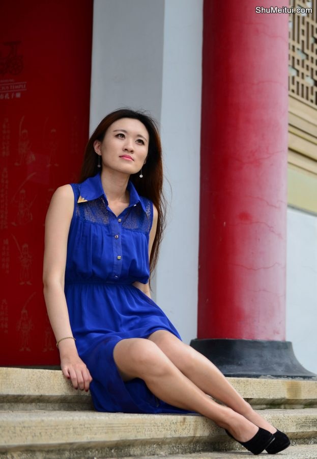 在公园给一位长发姐姐拍照美腿发亮涂了某种液体[第57张/共65张]