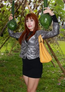 染了黄发的人妻在草坪上秀腿