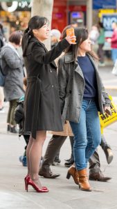 指点江山的黑衣大姐一下子就发现了我，好本领