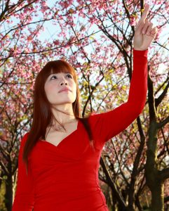 低胸红衣美妇穿了圆点黑丝要搞事情