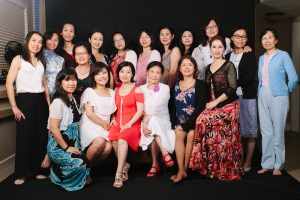 何姐和她的朋友们室内合影有穿高跟的有光脚的