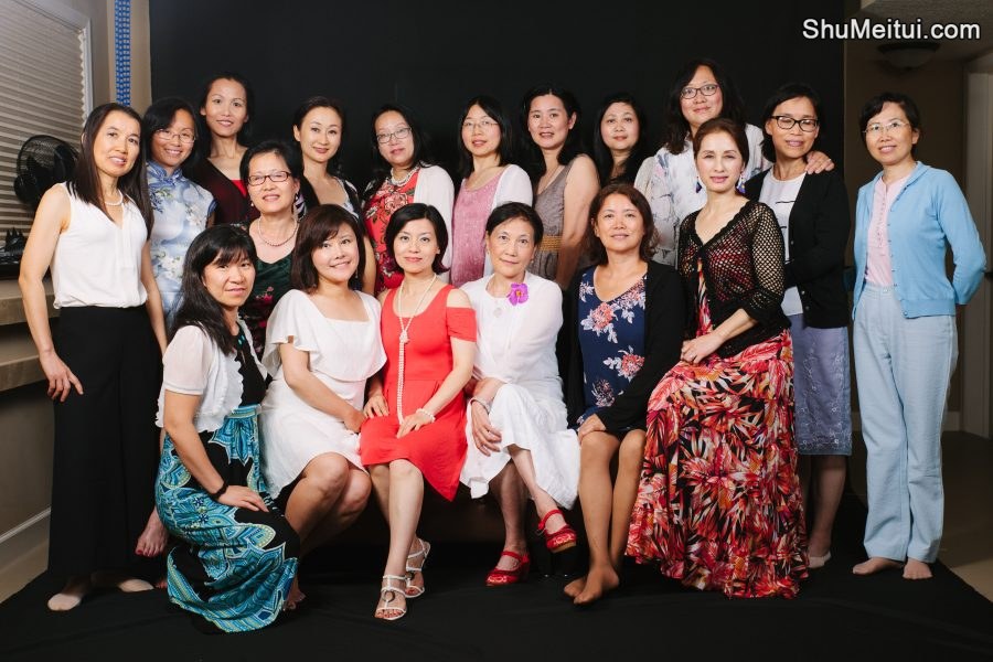 何姐和她的朋友们室内合影有穿高跟的有光脚的[第3张/共13张]