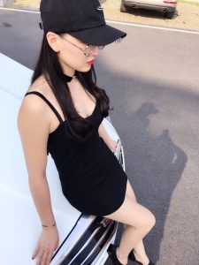 酷帅的美腿眼镜人妻车内秀足
