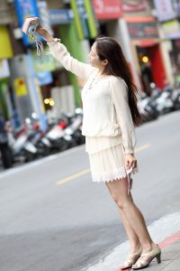 月姐穿短裙露腿外出拍照