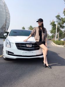 酷帅的美腿眼镜人妻车内秀足