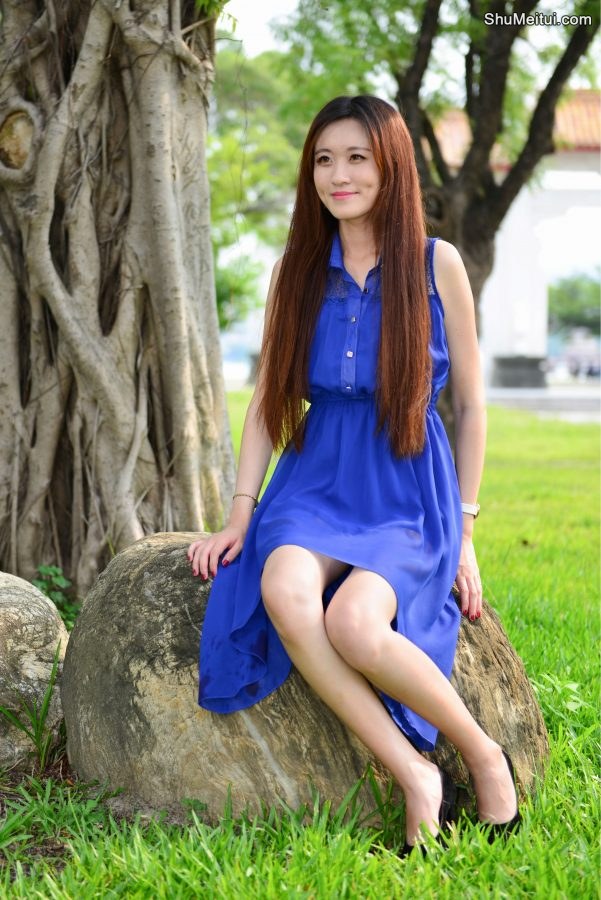 在公园给一位长发姐姐拍照美腿发亮涂了某种液体[第8张/共65张]