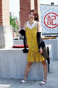 极品人妻在渔村旅行不时露出大腿