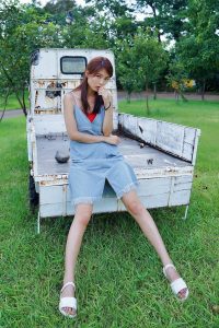 穿平底凉鞋的美腿人妻在巨石阵游玩