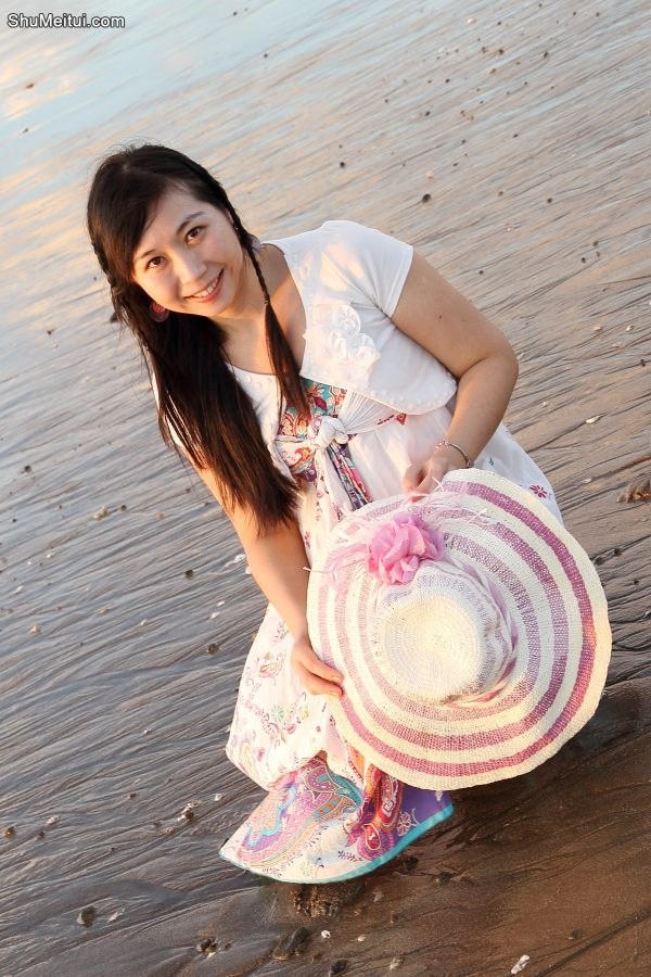 熟妇穿凉高拖鞋到海边就脱掉了[第18张/共22张]