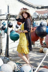 极品人妻在渔村旅行不时露出大腿