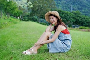 穿平底凉鞋的美腿人妻在巨石阵游玩