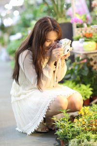 月姐穿短裙露腿外出拍照