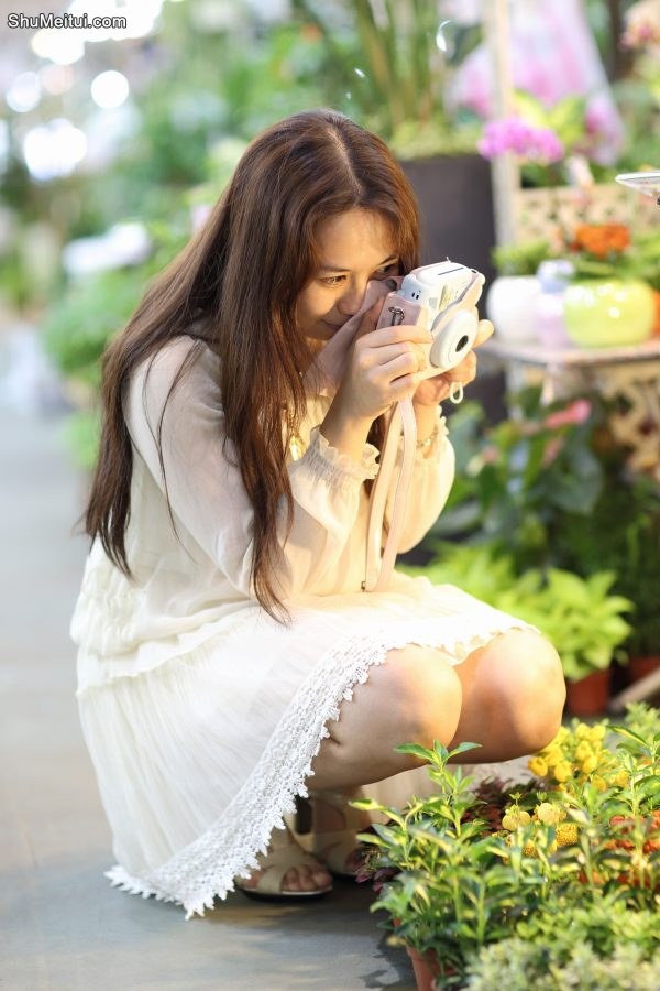 月姐穿短裙露腿外出拍照[第24张/共29张]