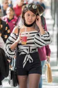 走一路喝一路的俩美女，年轻够活力