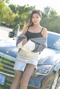车子和身材都是S级的这个美女真给劲