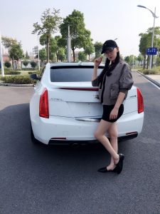 酷帅的美腿眼镜人妻车内秀足