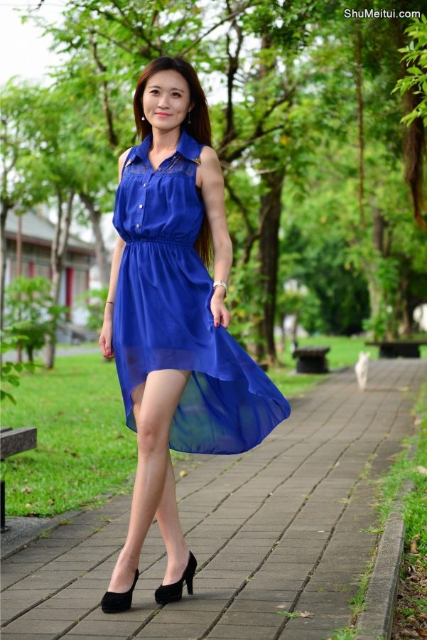 在公园给一位长发姐姐拍照美腿发亮涂了某种液体[第52张/共65张]