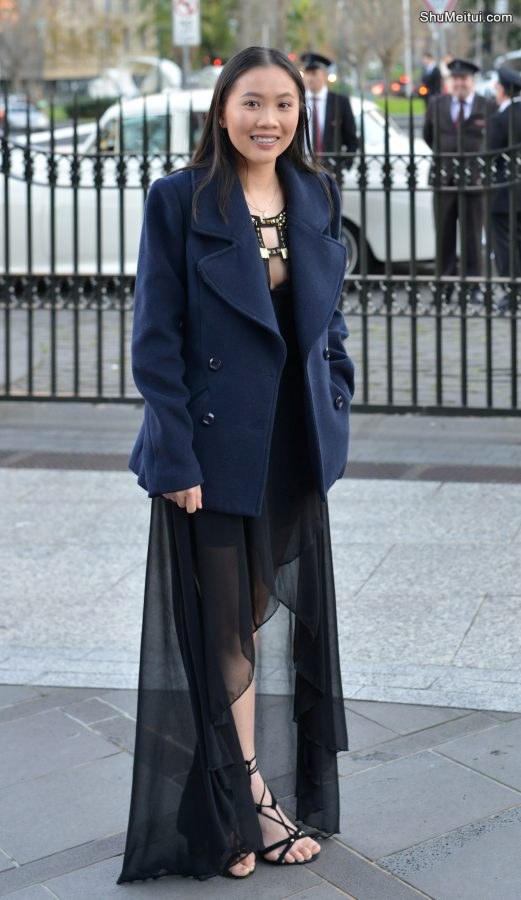 大街上拍摄调皮的美女，高跟鞋玉足诱人[第1张/共5张]