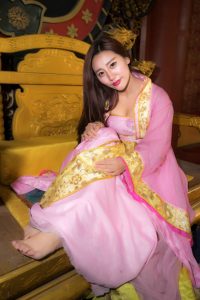 长发媳妇穿黑丝靴子拍车模写真