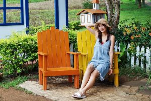 穿平底凉鞋的美腿人妻在巨石阵游玩