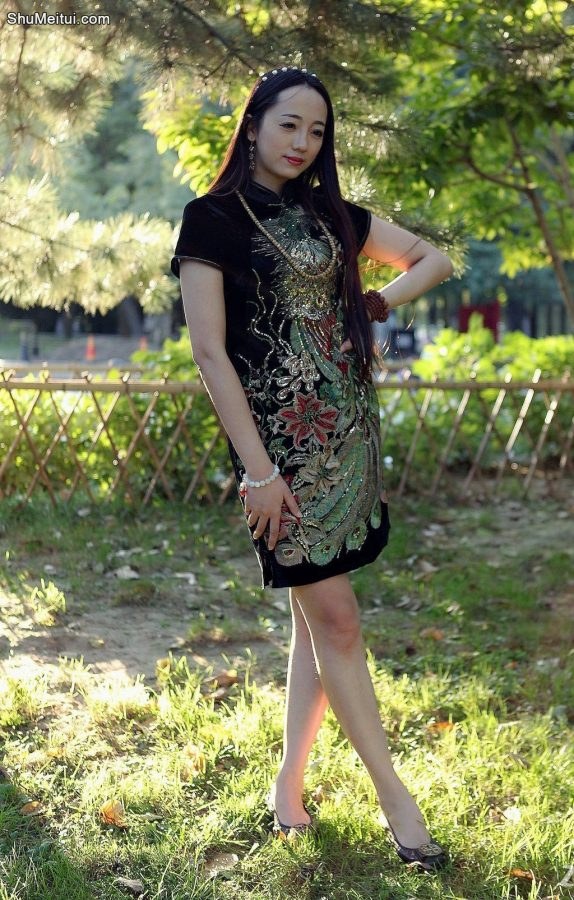 给一位气质美姐拍照，黑色短旗袍美腿性感[第10张/共19张]