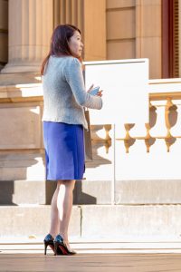 美妇大姐驻足等待，是在等小弟我吗