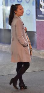 这位大姐不知道被什么给吸引了，回眸一笑还挺俊的