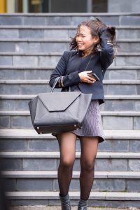 刚出门，就刮来了一股妖风，吓了小熟妇一跳