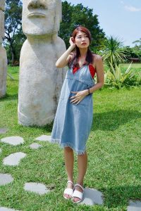 穿平底凉鞋的美腿人妻在巨石阵游玩