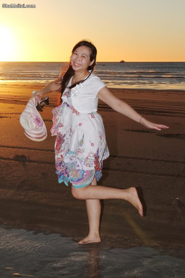 熟妇穿凉高拖鞋到海边就脱掉了[第15张/共22张]