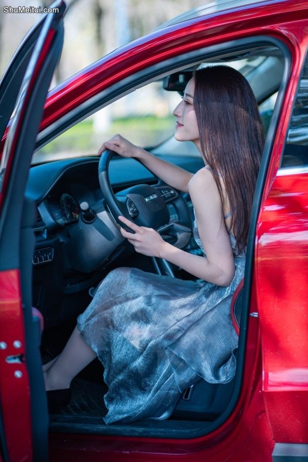 开哈弗的漂亮美女穿肉丝高跟鞋露背车模照片[第8张/共19张]