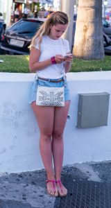 老外车展上的各色名媛们，咱们也换换口味